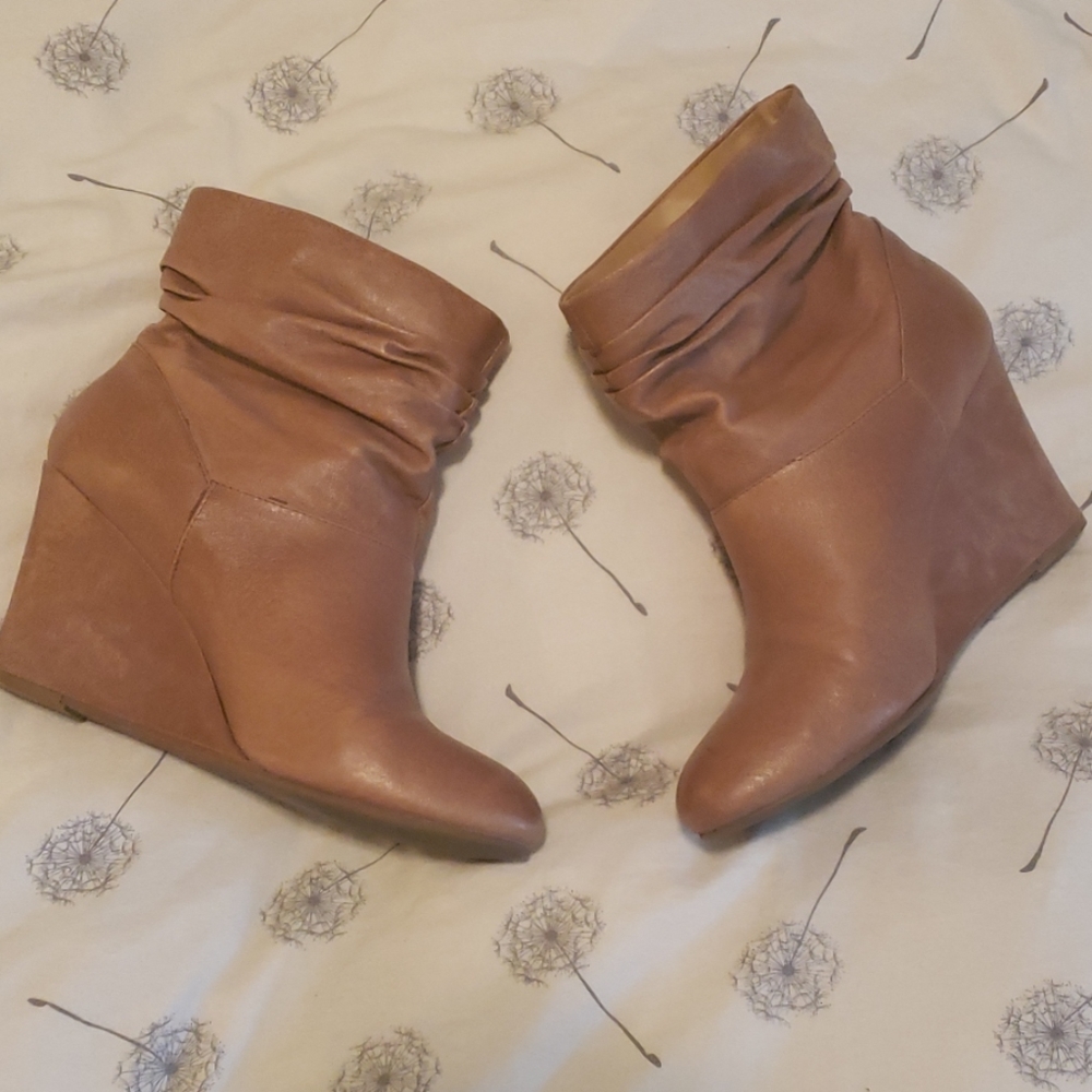 CHINESE LAUNDRY SLOUCHY WEDGE. SZ 10